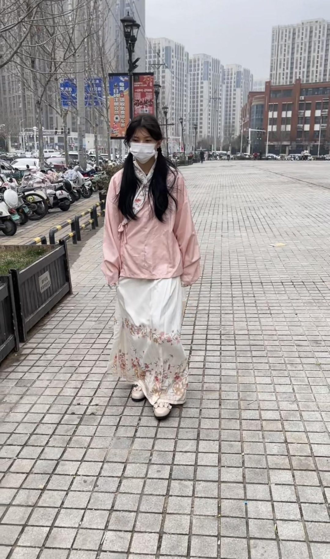 18岁女高的四天镣铐生活(8)带着脚铐在商场吃饭 走路回家 18岁女高的四天镣铐生活(8)带着脚铐在商场吃饭 走路回家