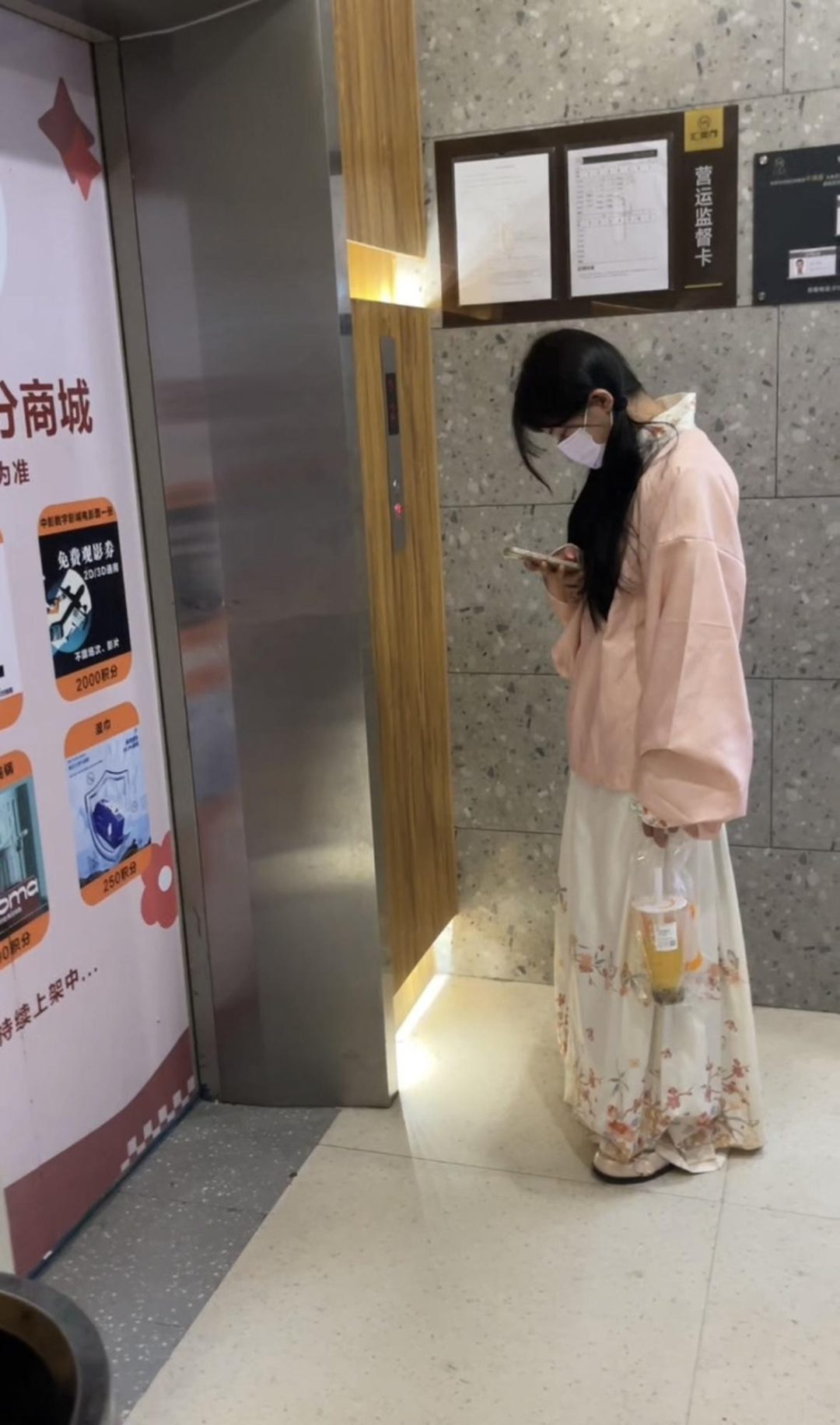 18岁女高的四天镣铐生活（8）带着脚铐在商场吃饭 走路回家