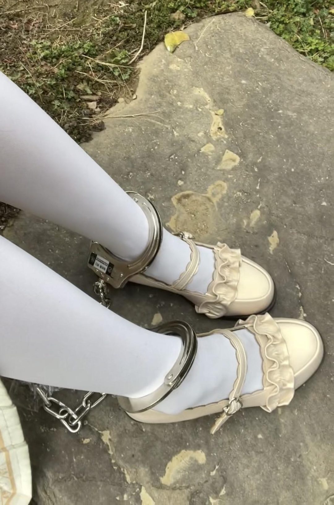 18岁女高的四天镣铐生活（9）戴脚铐远走 驷马铐睡觉