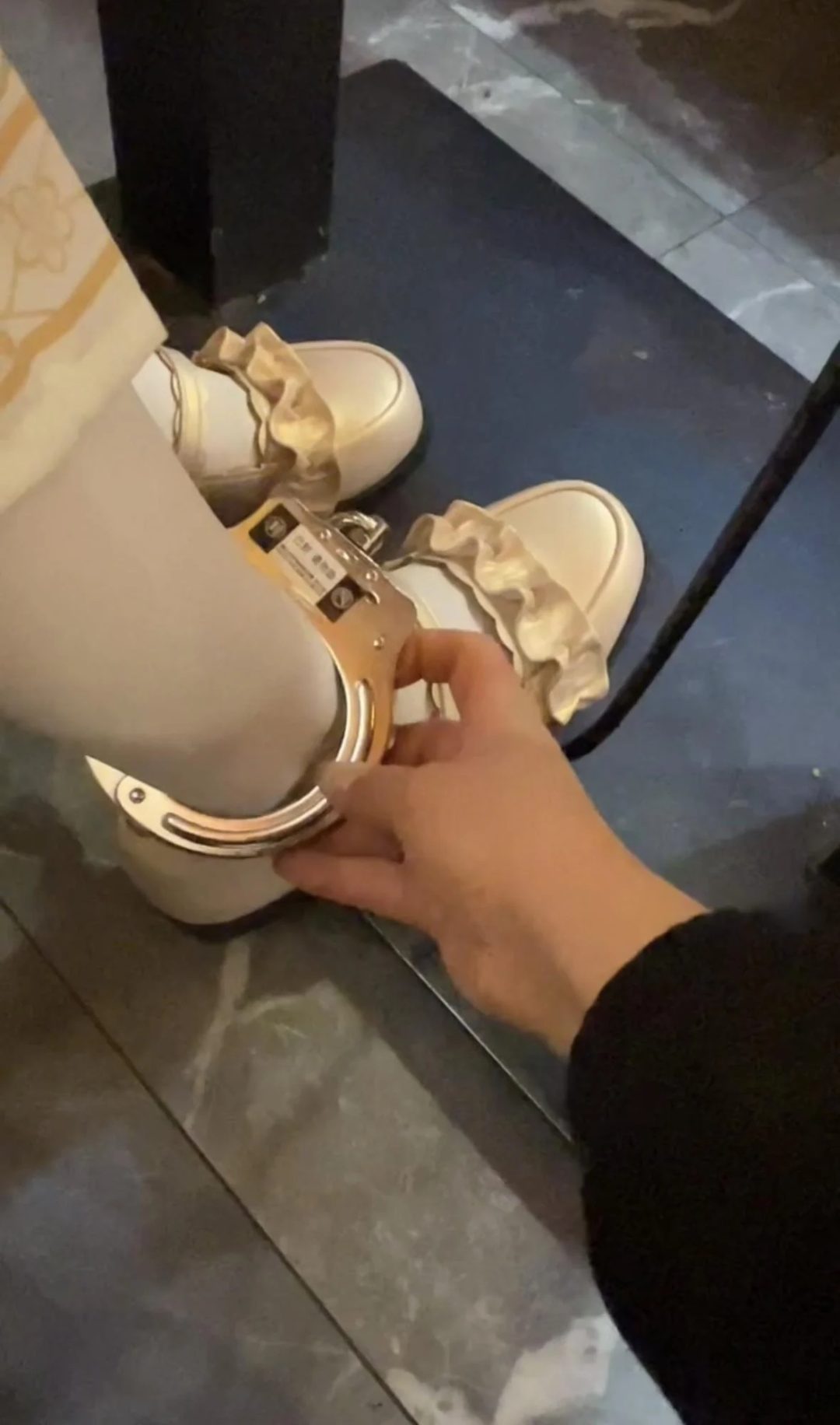 18岁女高的四天镣铐生活（8）带着脚铐在商场吃饭 走路回家
