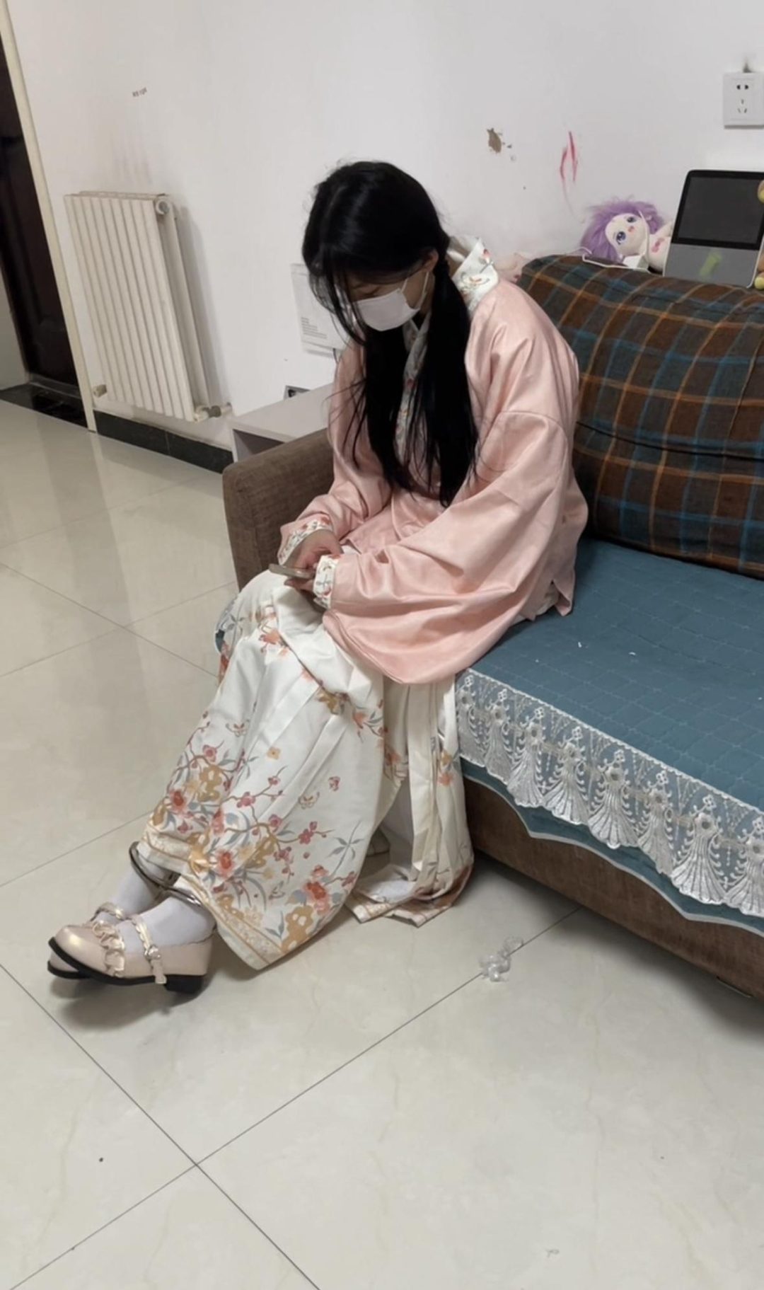 18岁女高的四天镣铐生活（9）戴脚铐远走 驷马铐睡觉
