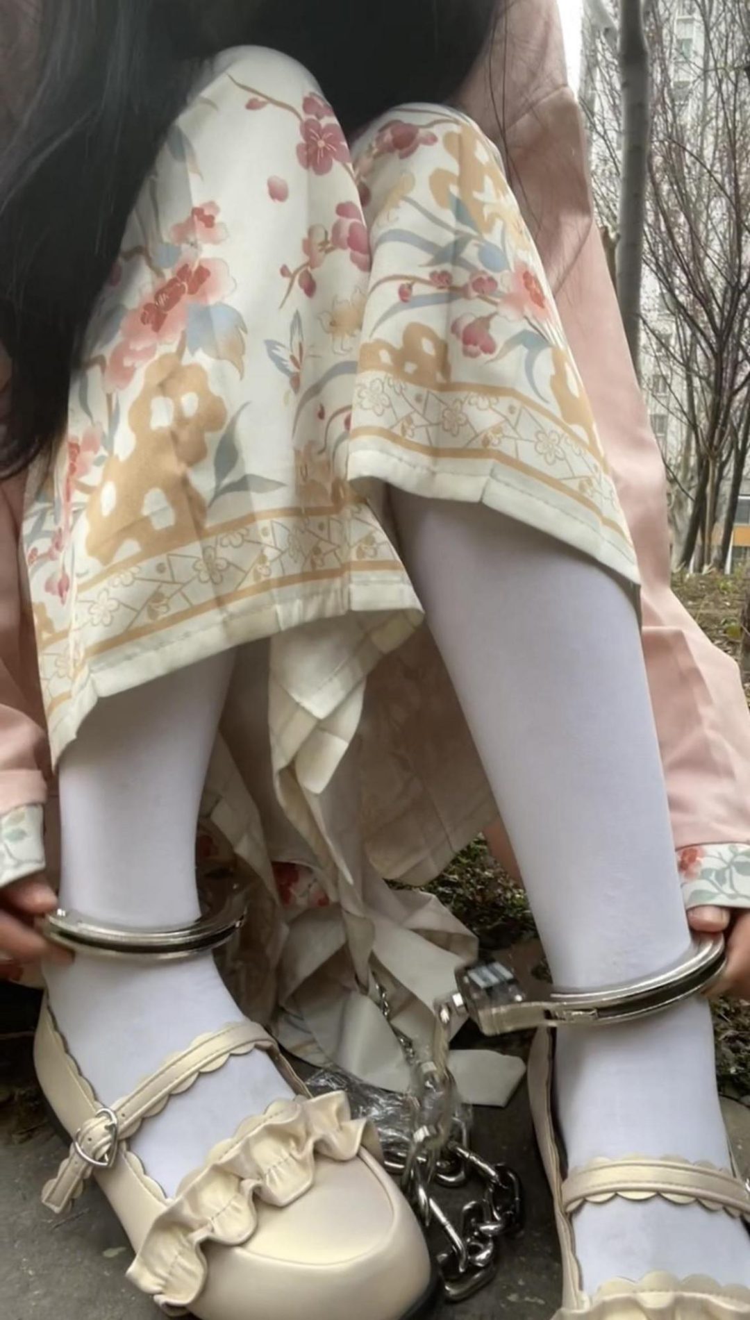18岁女高的四天镣铐生活（9）戴脚铐远走 驷马铐睡觉