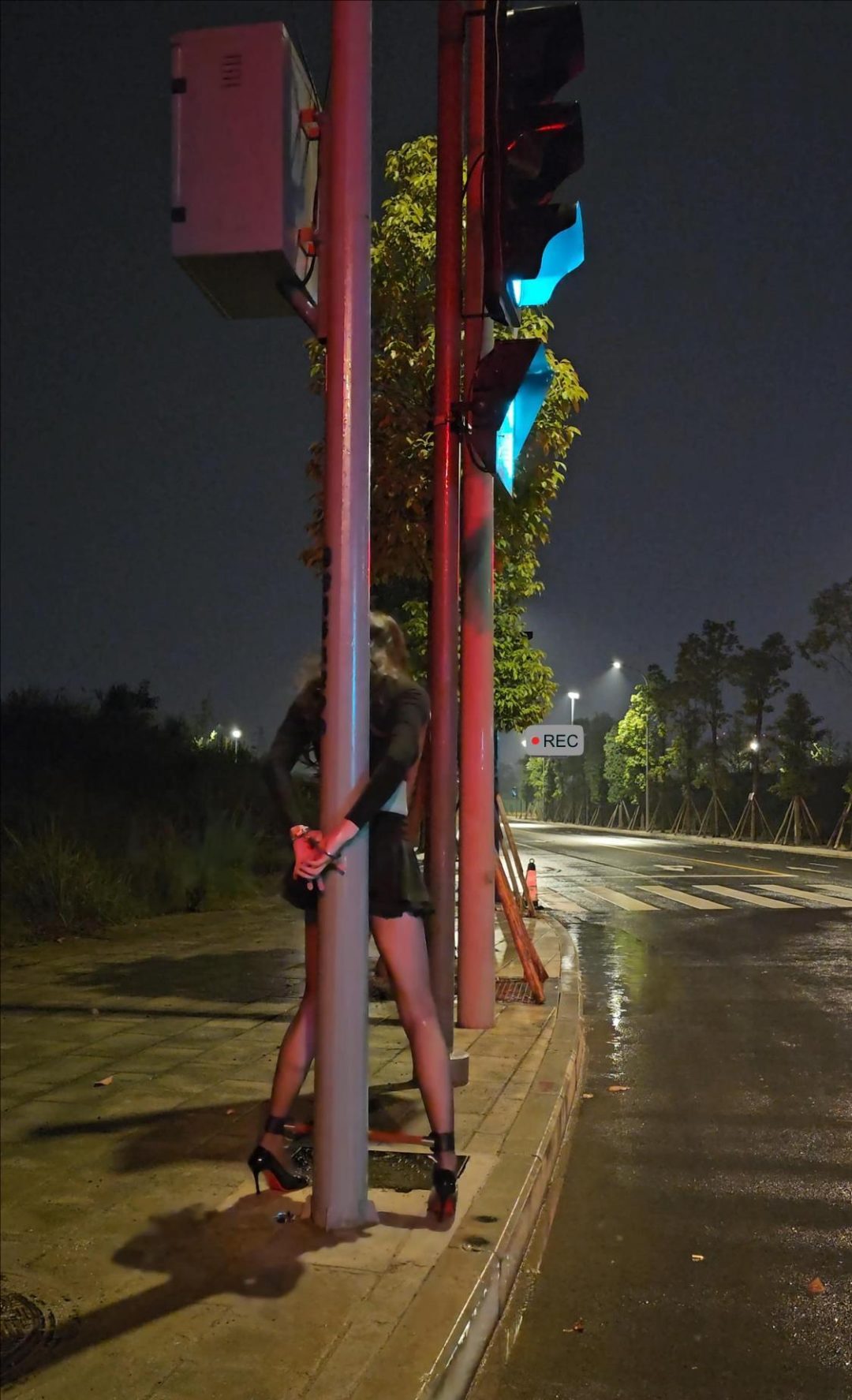 户外大雨分腿器头顶背铐在路灯杆上
