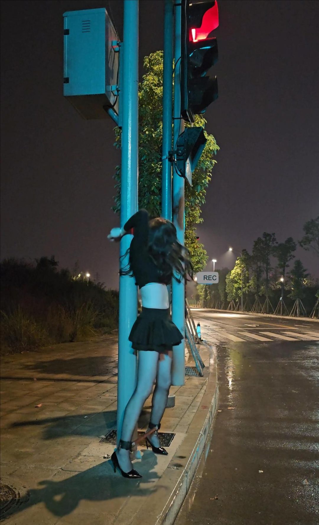 户外大雨分腿器头顶背铐在路灯杆上