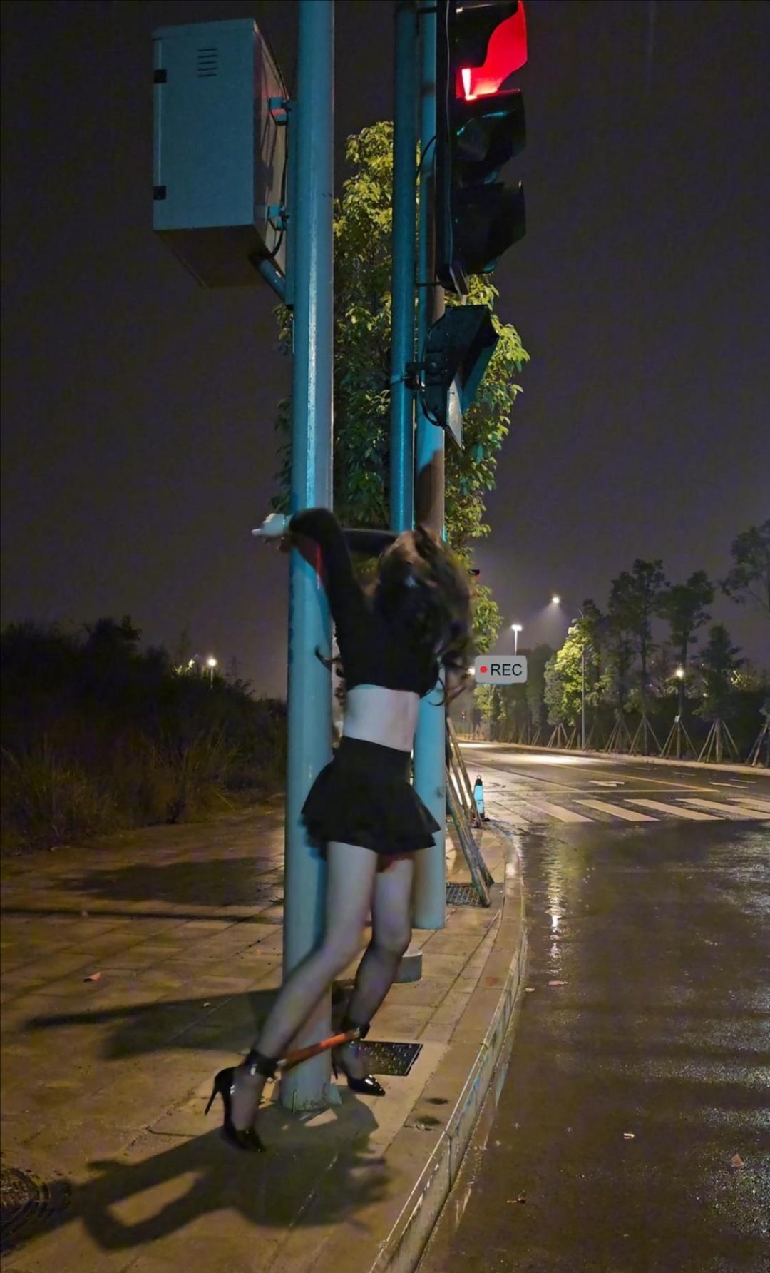 户外大雨分腿器头顶背铐在路灯杆上 户外大雨分腿器头顶背铐在路灯杆上
