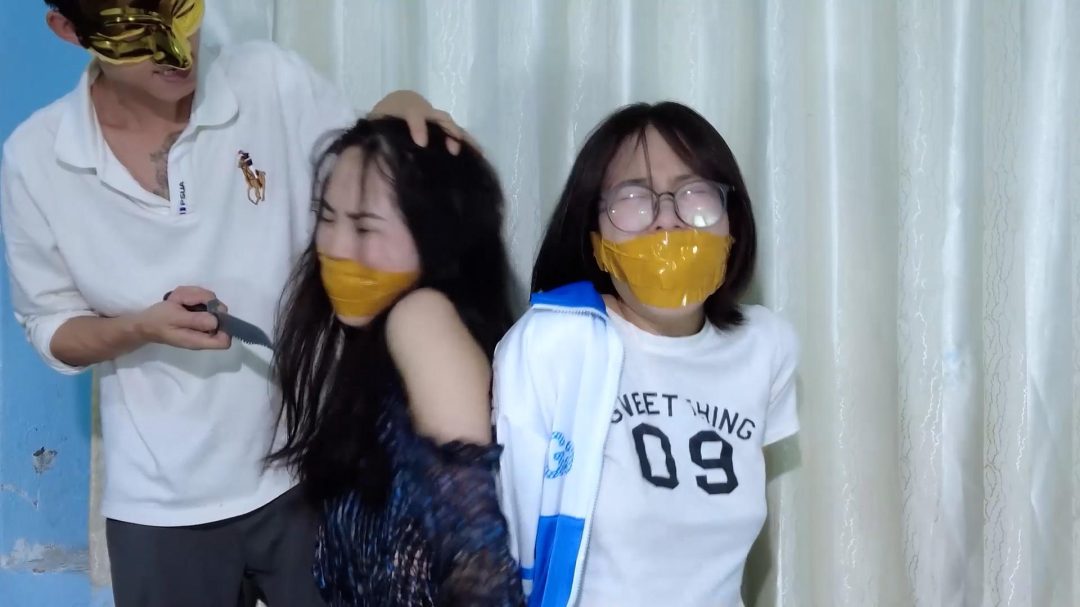 【樱束原创】《惨案现场》可怜的母女两被歹徒入室双人捆绑在椅子上用刀伤害女儿威胁母亲！丝袜塞嘴胶带封嘴丝袜塑料袋套头层层叠加折磨.
