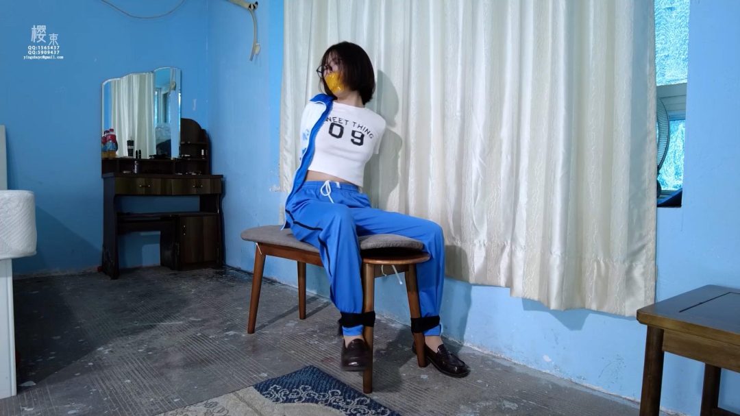 【樱束原创】《惨案现场》可怜的母女两被歹徒入室双人捆绑在椅子上用刀伤害女儿威胁母亲！丝袜塞嘴胶带封嘴丝袜塑料袋套头层层叠加折磨.