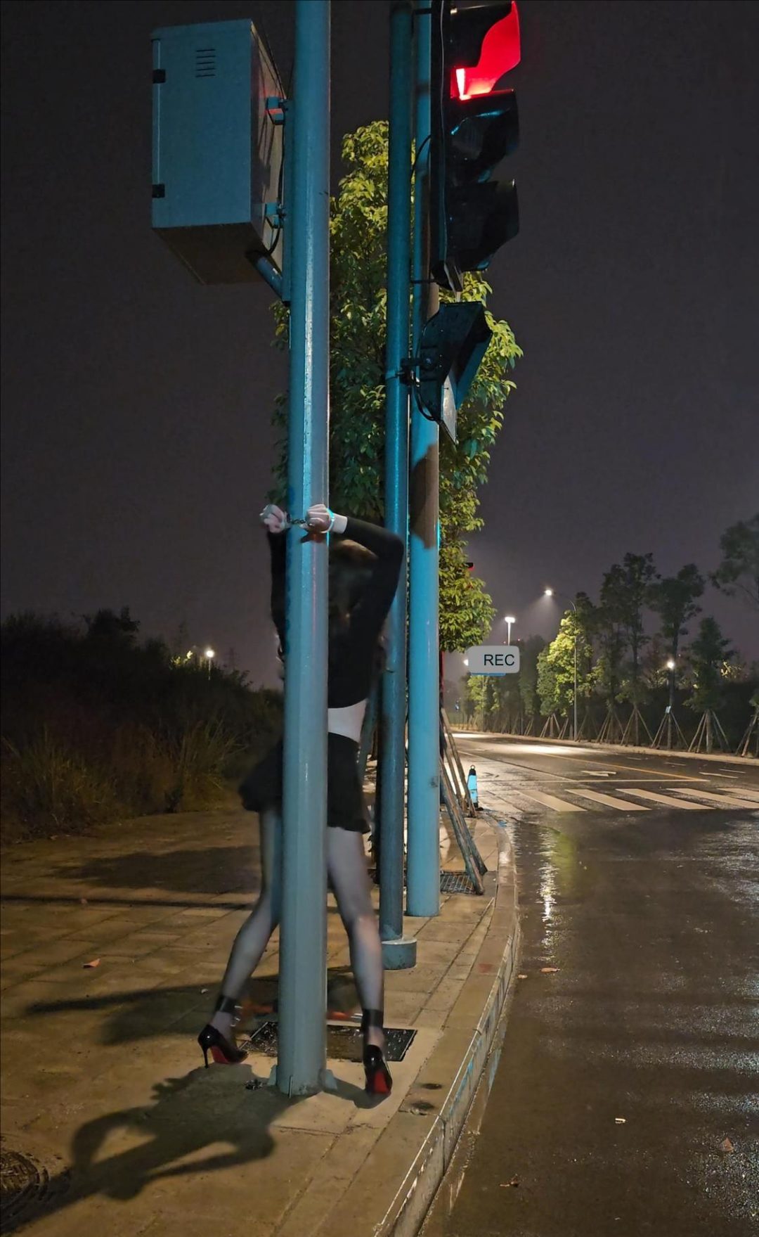 户外大雨分腿器头顶背铐在路灯杆上