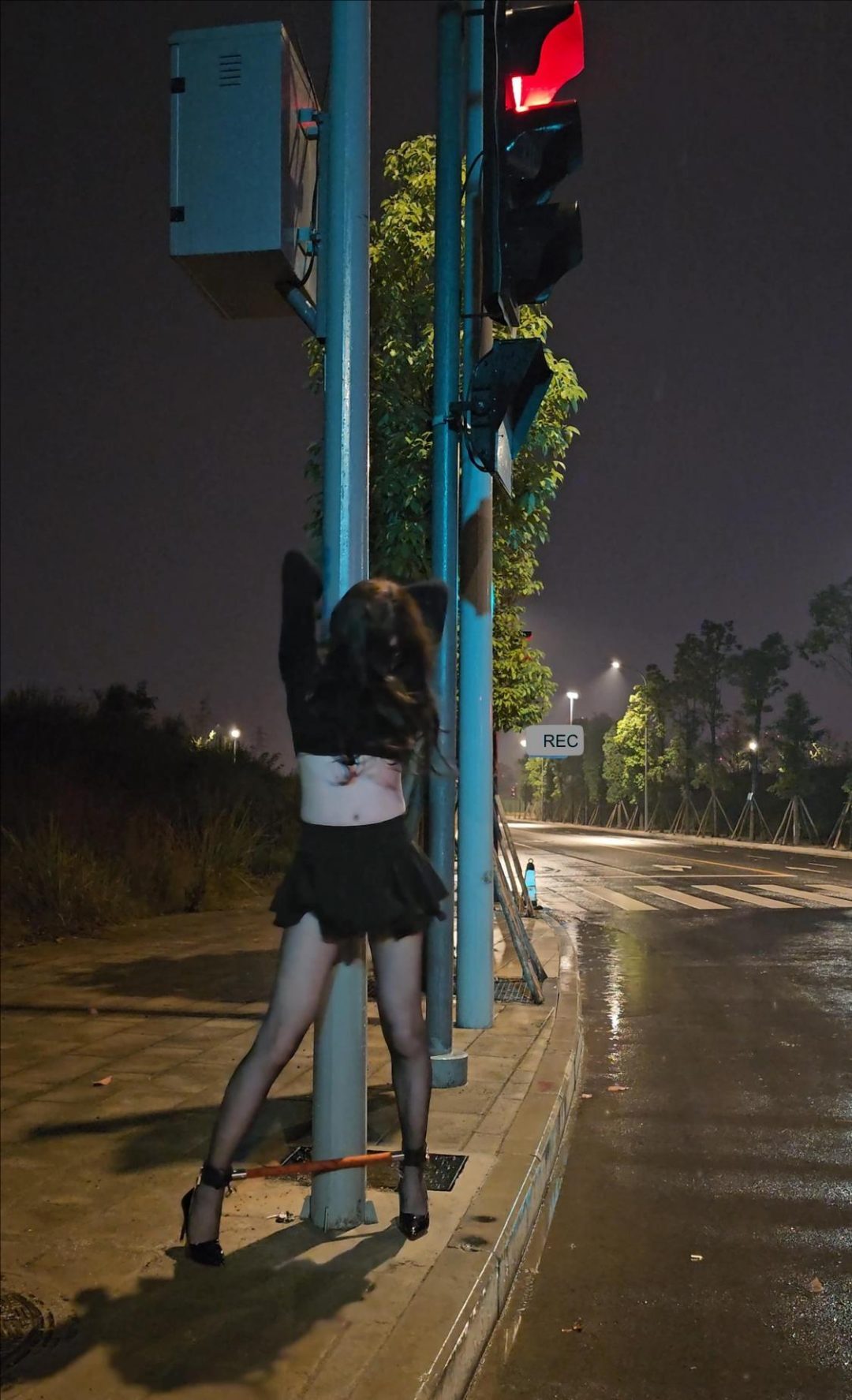 户外大雨分腿器头顶背铐在路灯杆上