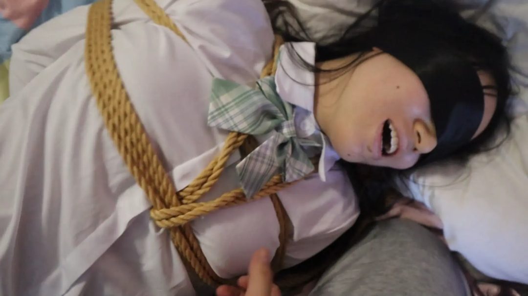 【荷仙少女】把甜美声线的学生运动白袜少女I 捆绑之后被抱在怀里肆意玩弄