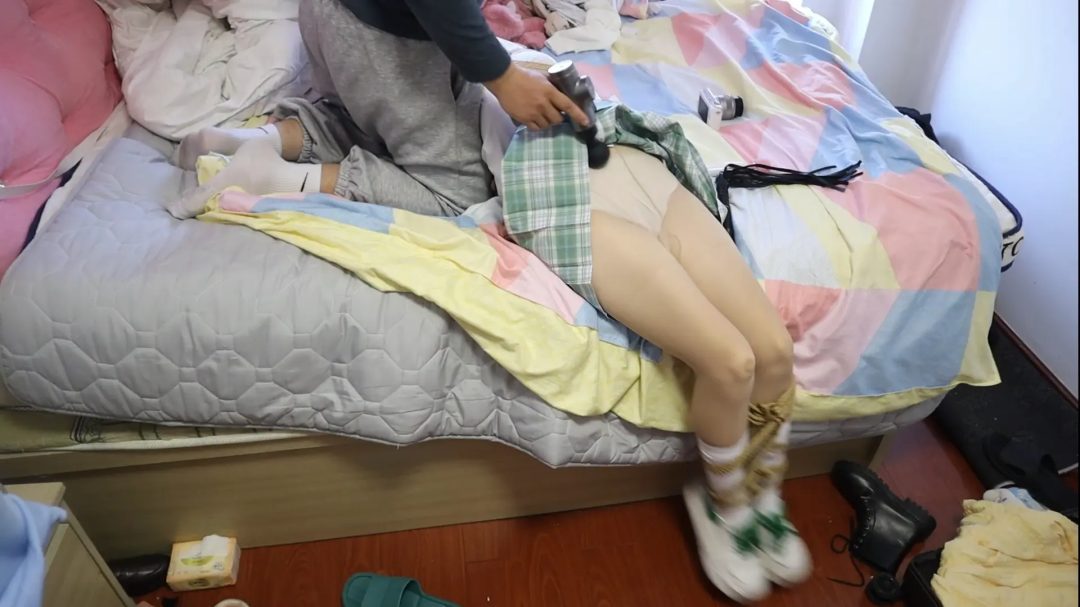 【荷仙少女】把甜美声线的学生运动白袜少女I 捆绑之后被抱在怀里肆意玩弄 【荷仙少女】把甜美声线的学生运动白袜少女I 捆绑之后被抱在怀里肆意玩弄