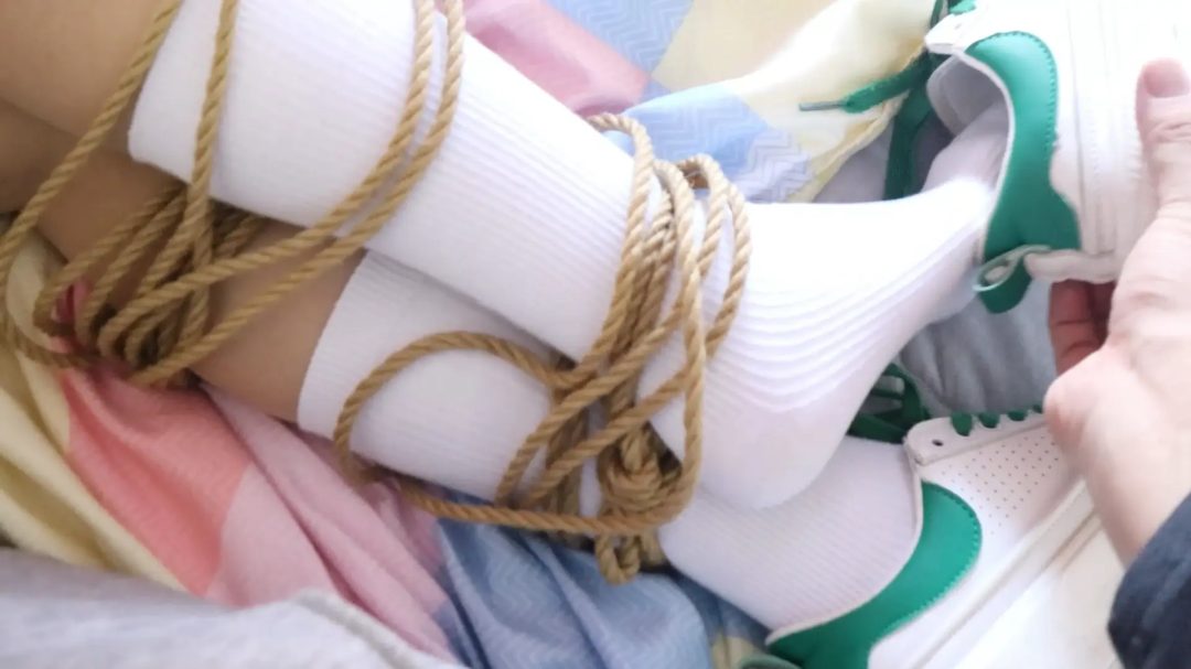 【荷仙少女】把甜美声线的学生运动白袜少女I 捆绑之后被抱在怀里肆意玩弄