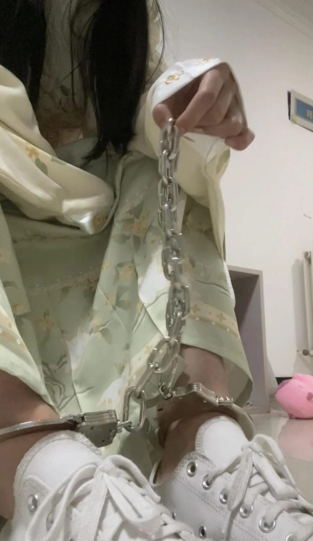 18岁女高的四天镣铐生活(10)冒雨戴脚铐出门 18岁女高的四天镣铐生活(10)冒雨戴脚铐出门