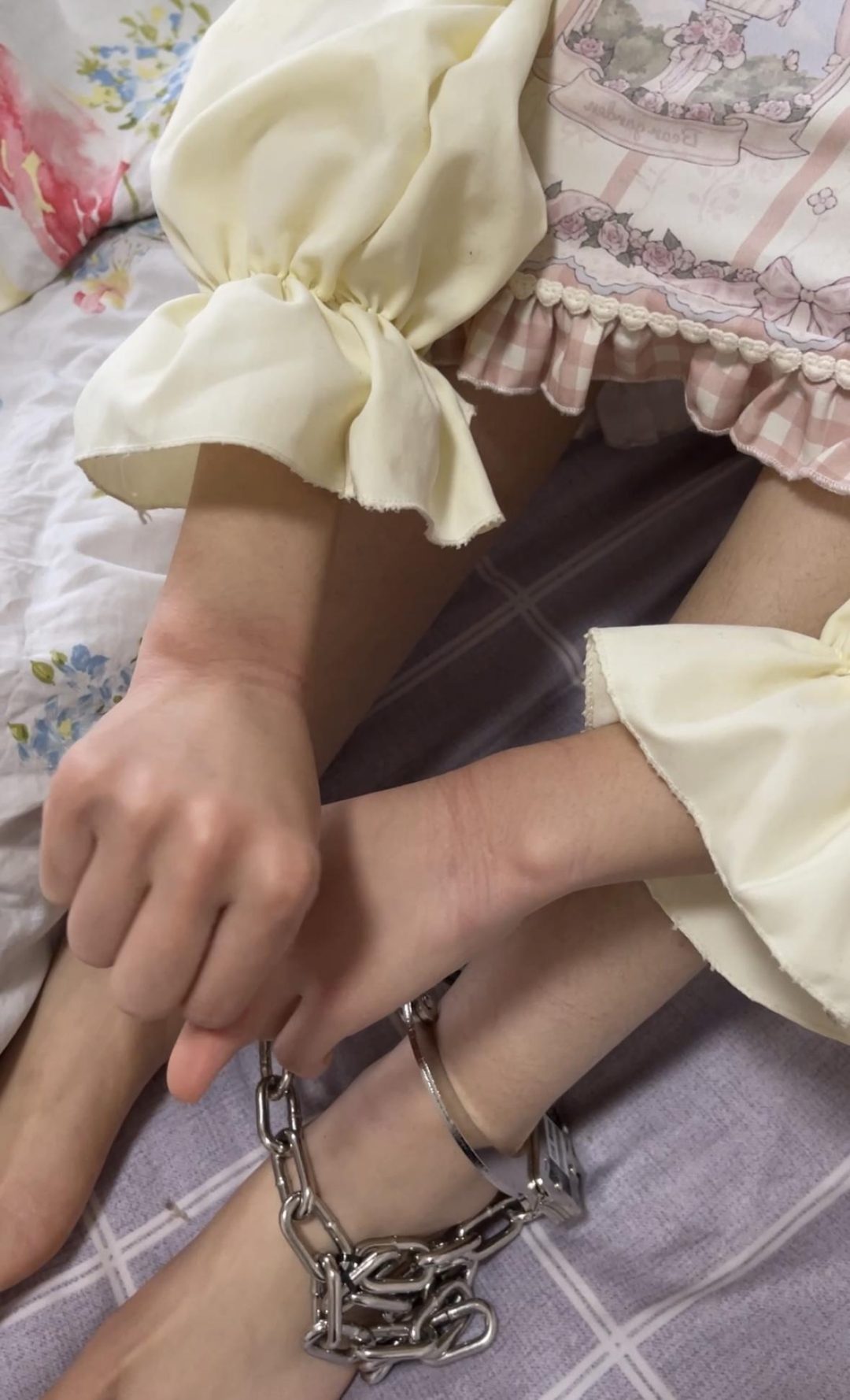 18岁女高的四天镣铐生活（10）冒雨戴脚铐出门