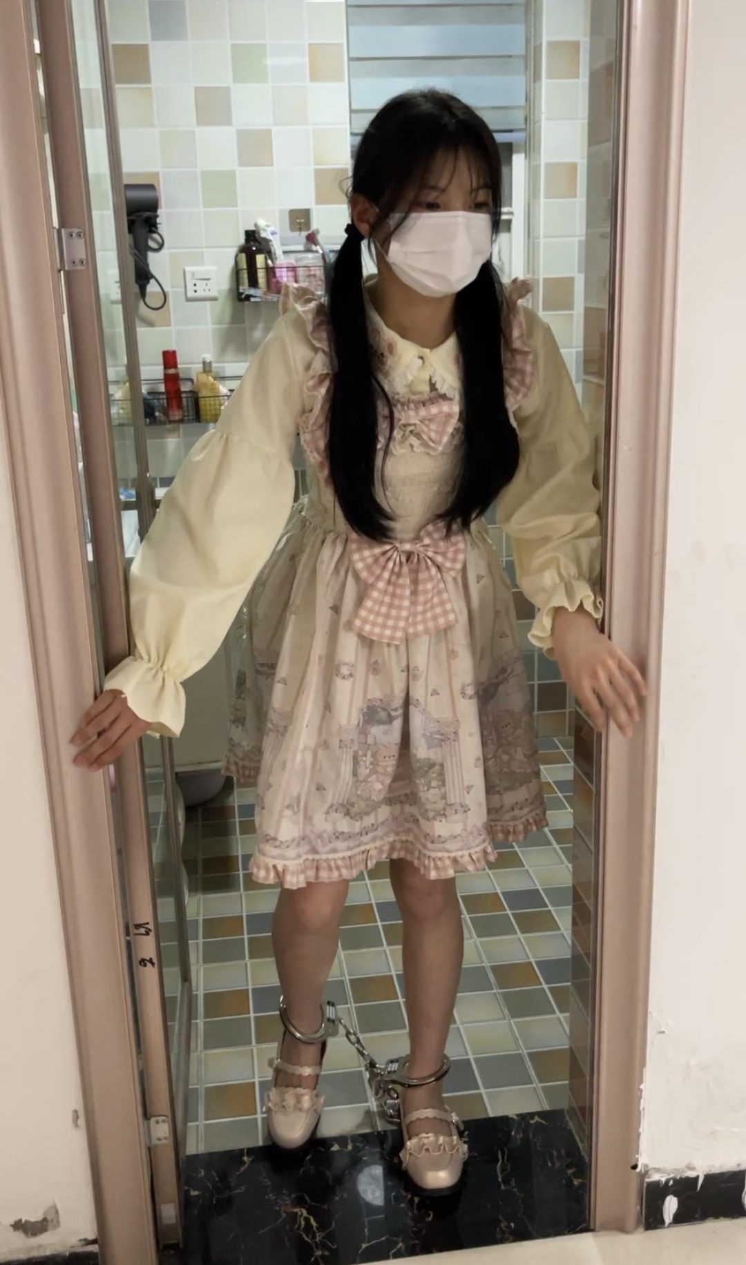 18岁女高的四天镣铐生活（10）冒雨戴脚铐出门