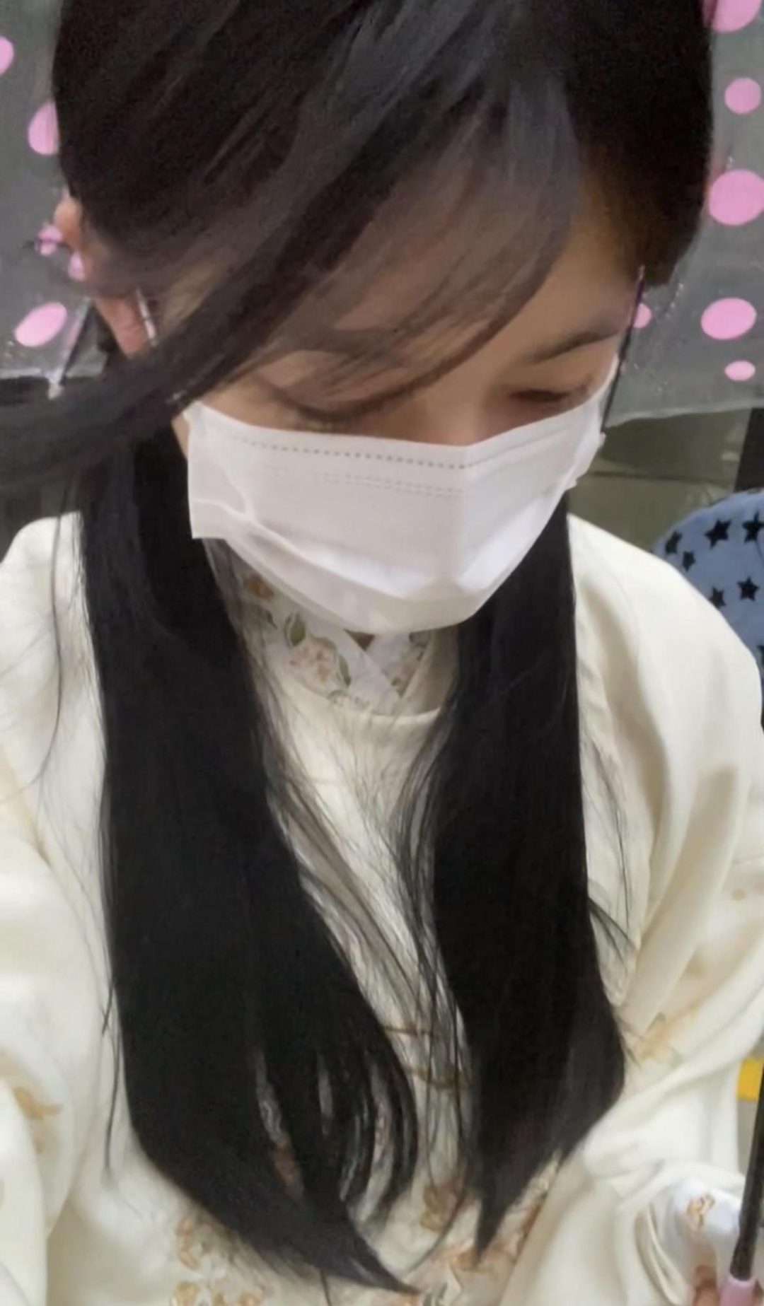 18岁女高的四天镣铐生活（10）冒雨戴脚铐出门