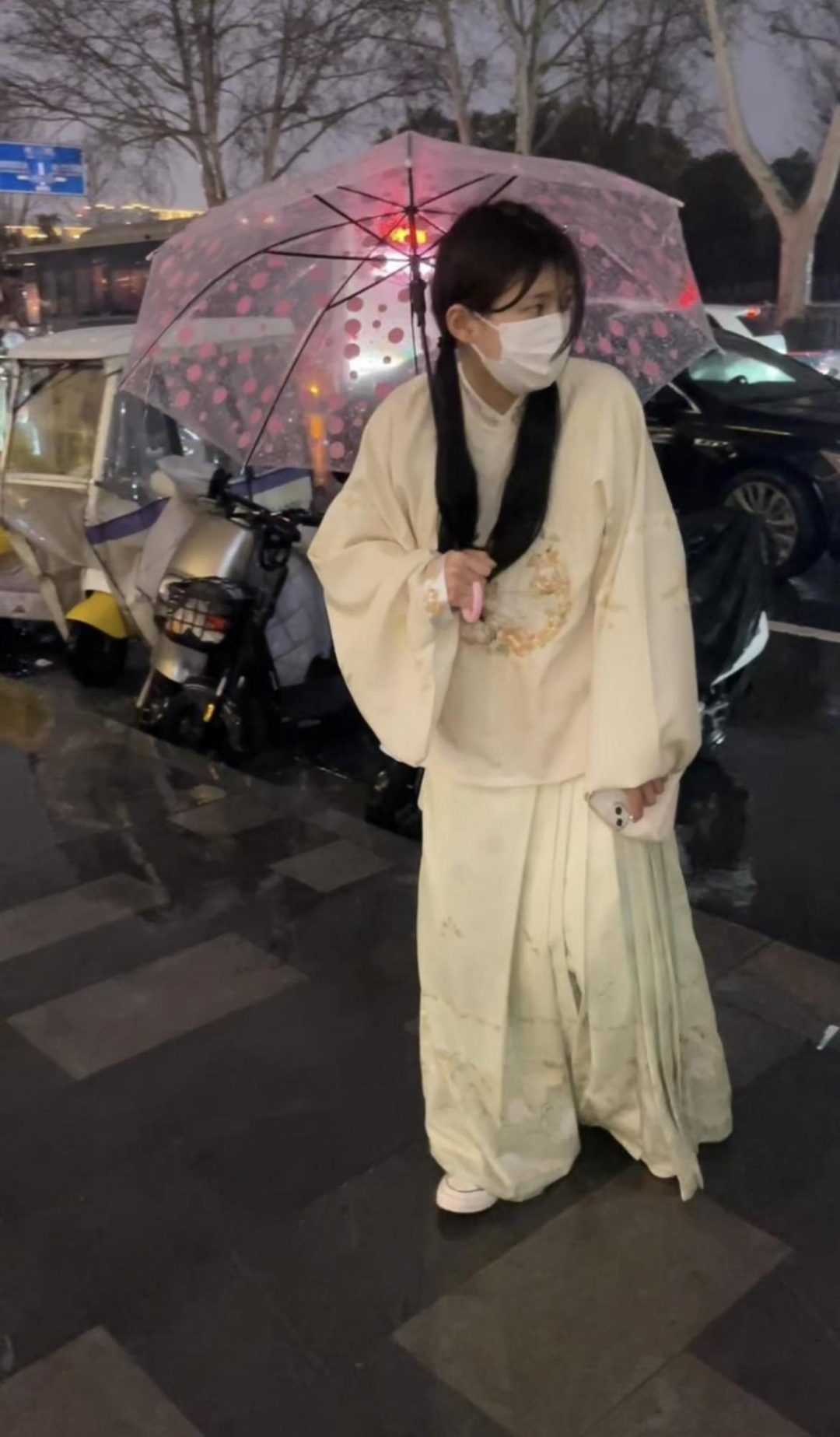 18岁女高的四天镣铐生活（11）帆布鞋脚铐铁链逛商场