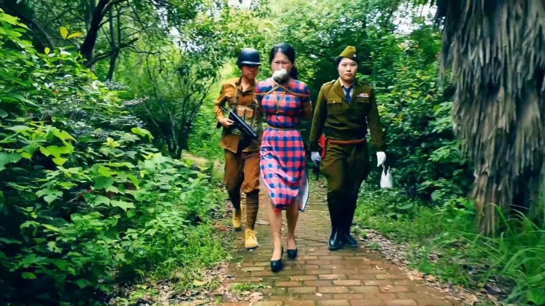 定拍转公映《潜伏的蝴蝶》上集 地下交通员不慎被捕潜伏军统的卧底营救失败一同被捕惨遭刑讯逼问