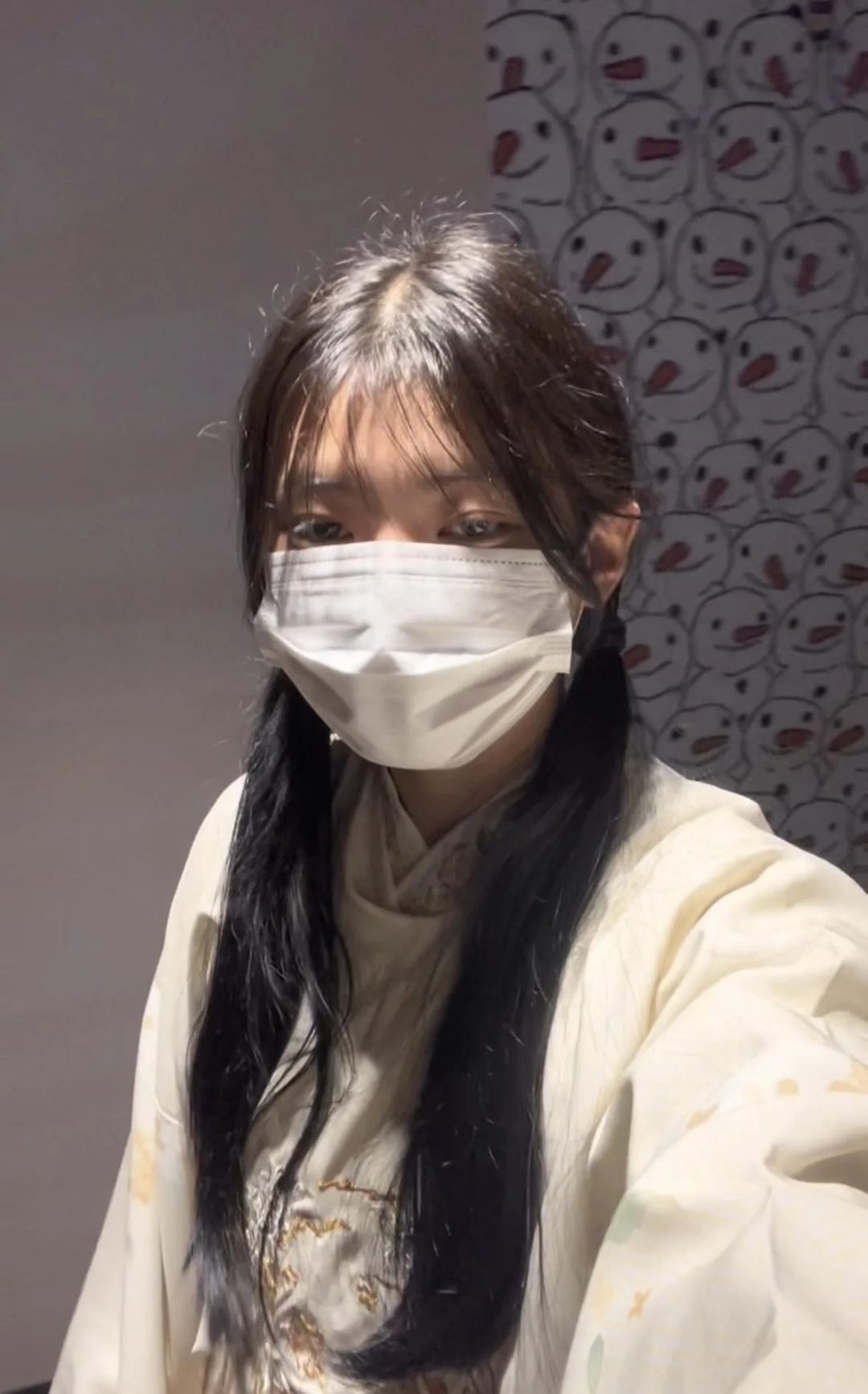 18岁女高的四天镣铐生活（11）帆布鞋脚铐铁链逛商场