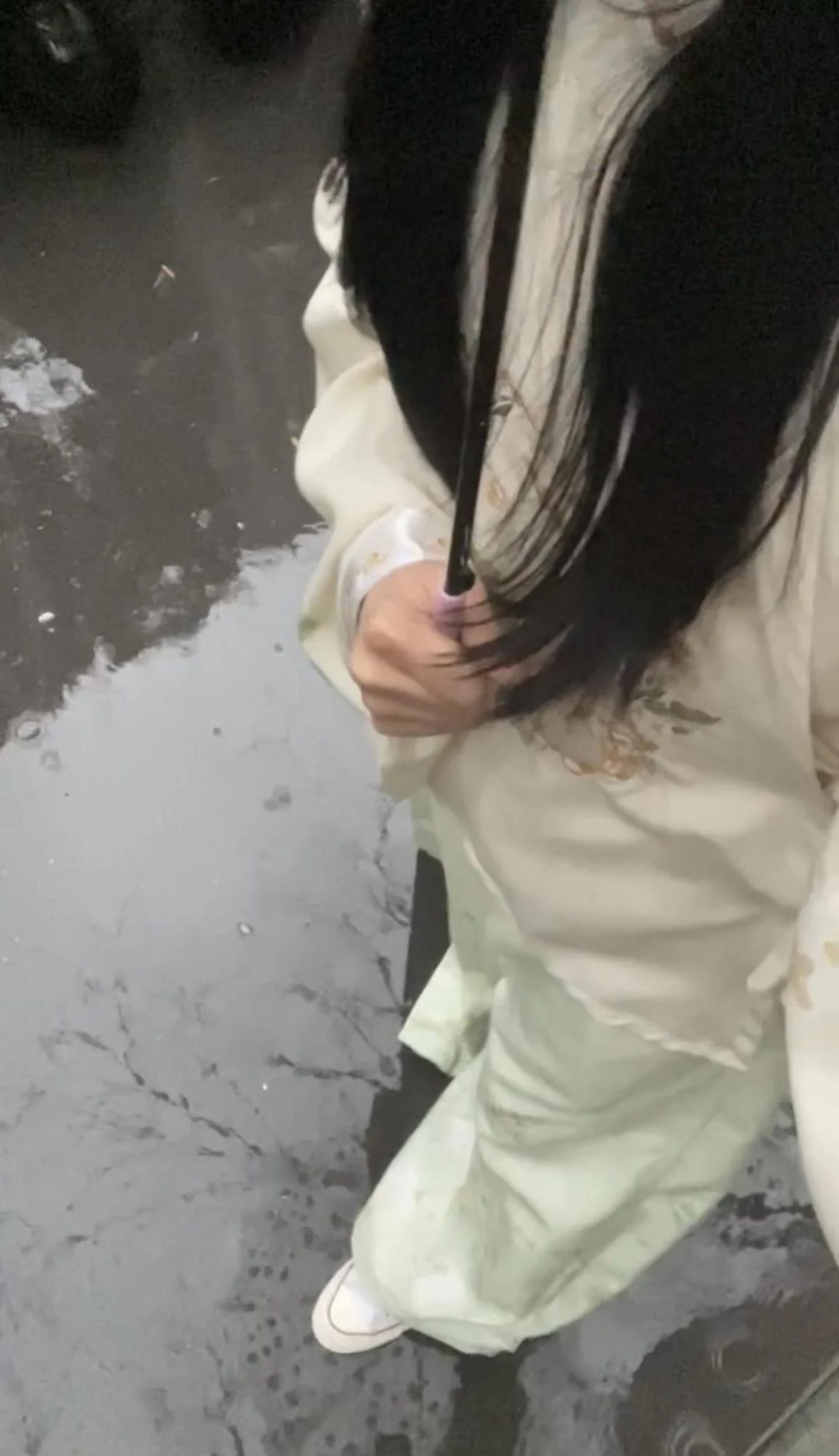 18岁女高的四天镣铐生活（10）冒雨戴脚铐出门