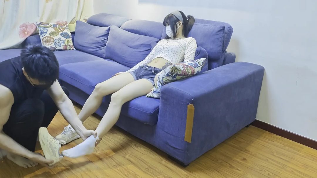 【念念】被报复的女记者念念 运动鞋白袜 昏迷扛抱 脱鞋袜玩弄裸足 装柜
