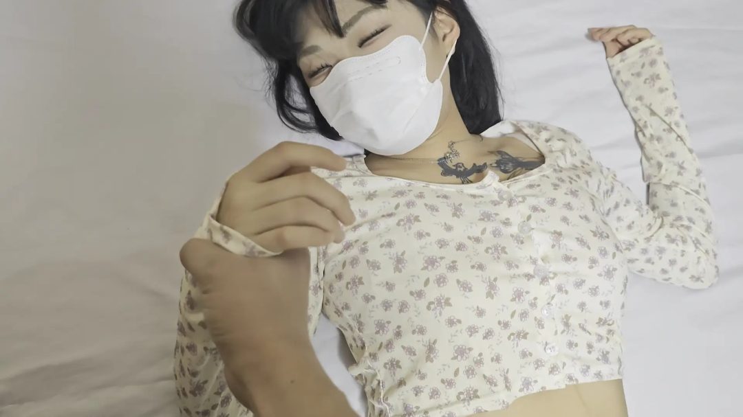 【念念】被报复的女记者念念 运动鞋白袜 昏迷扛抱 脱鞋袜玩弄裸足 装柜