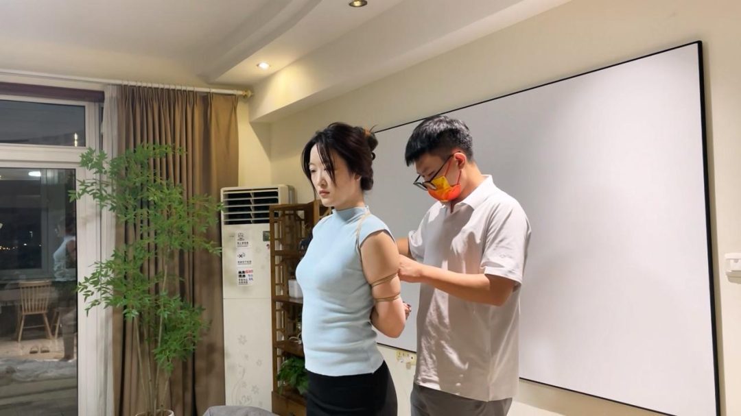 奥特曼定拍：小熊五花跪缚放置 含着柠檬带口球