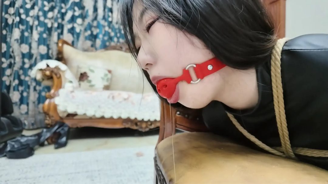 《尤物收藏夹·慕瑶·当00后成为特工》【包臀长靴】【波点丝足】【被俘拷问】【装笼逃脱】