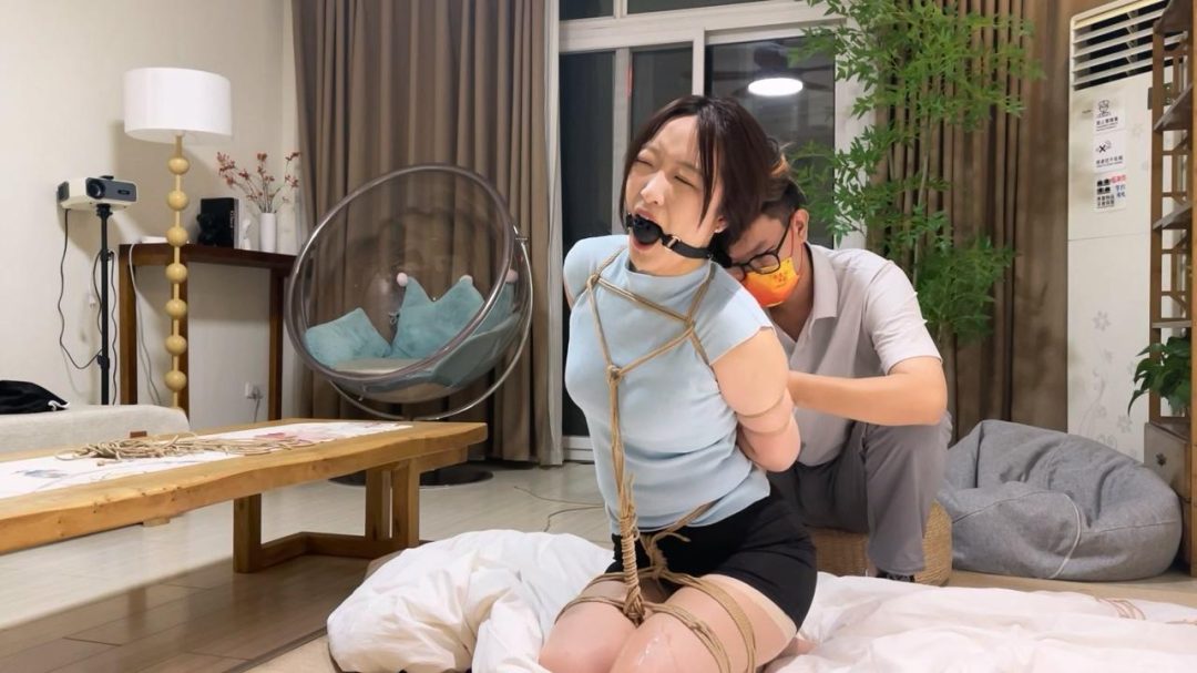 奥特曼定拍：小熊五花跪缚放置 含着柠檬带口球