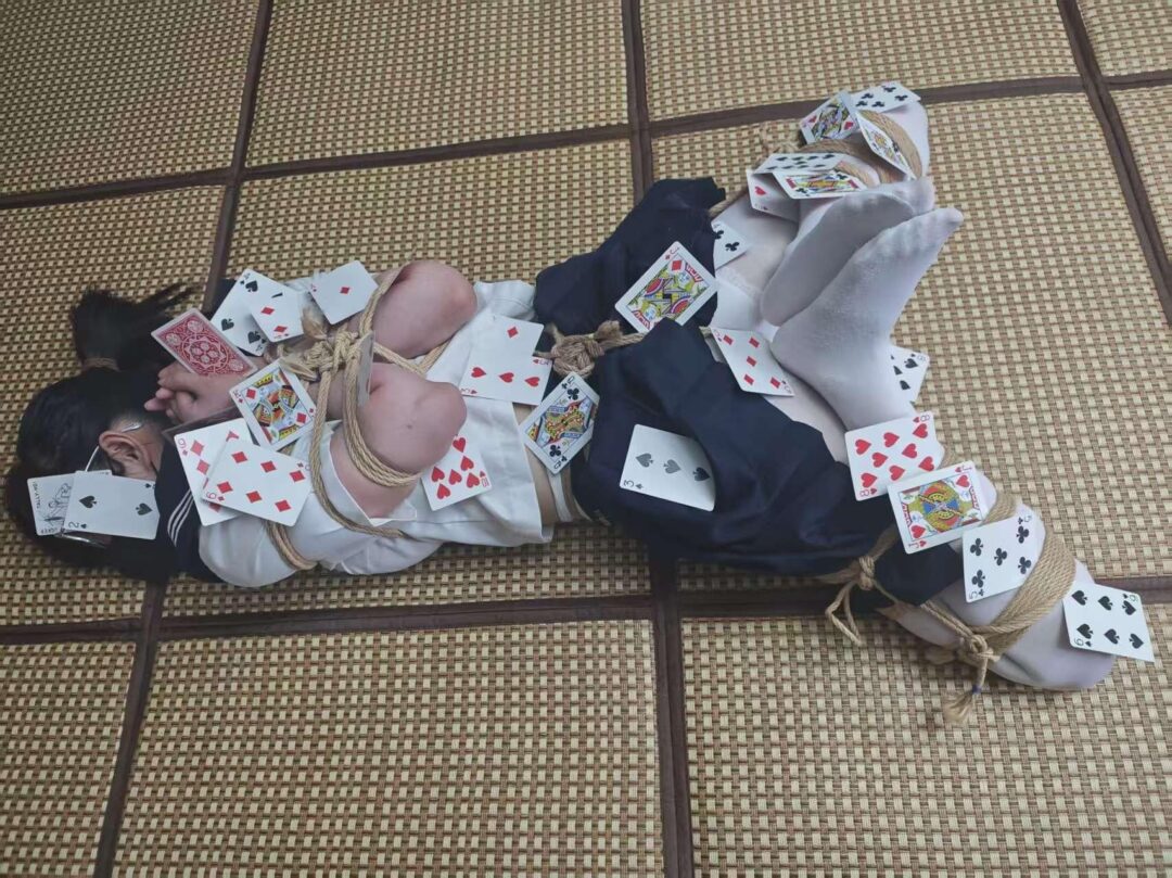JK白丝女孩玩扑克遇到老千