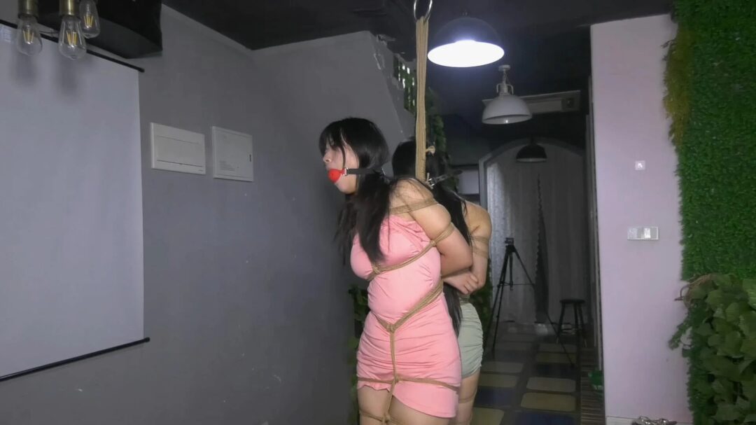 双女M单腿独立捆缚