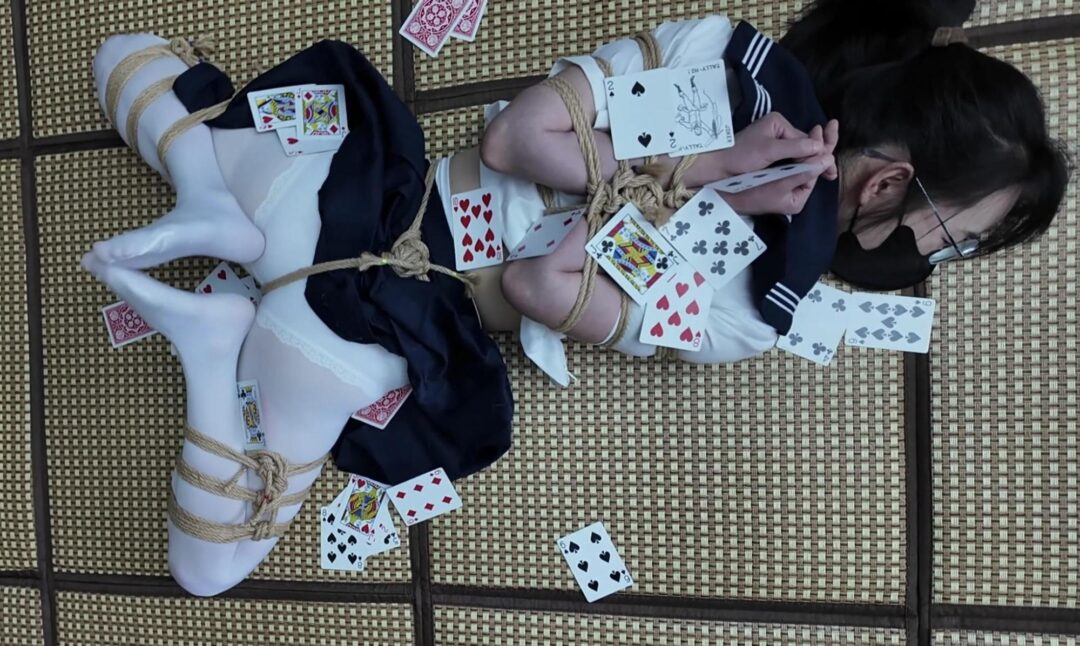 JK白丝女孩玩扑克遇到老千