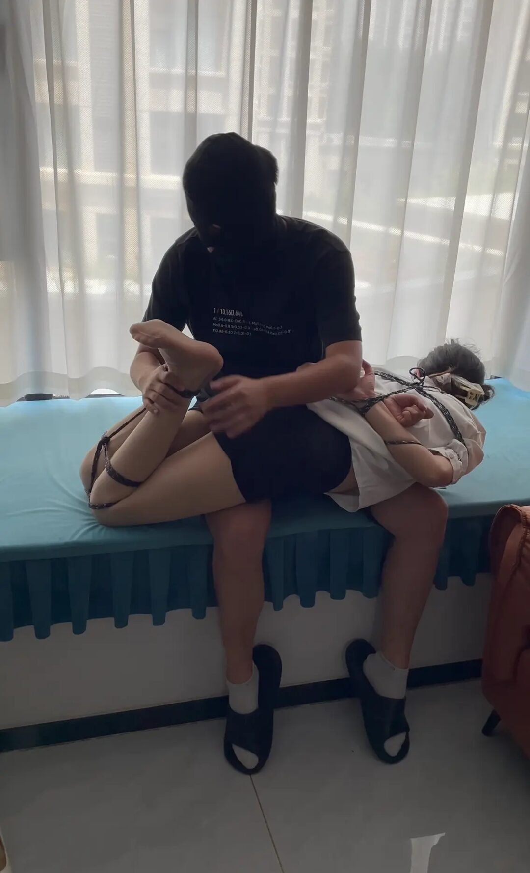 入室捆绑 丝袜塞嘴 挣扎解缚