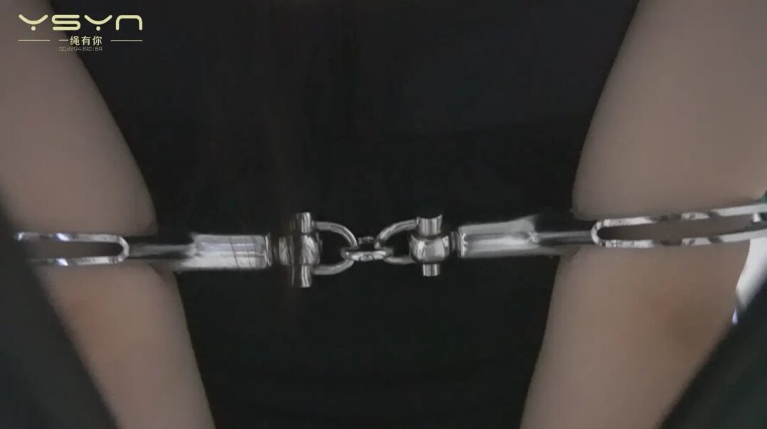定拍转公映【红罂粟】青禾被押进审讯室拒不交代开启电刑又被反铐栏杆上加大电流供认不讳拍照留档（中集）