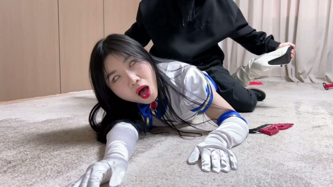 魔法女战士冯迪妮虚弱战败被脱战衣