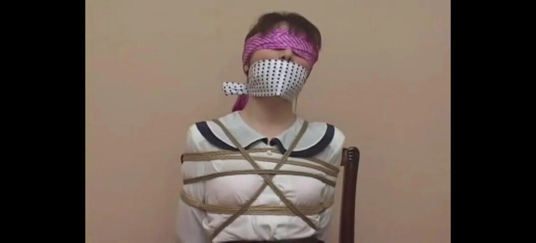 束缚在椅子上的身影