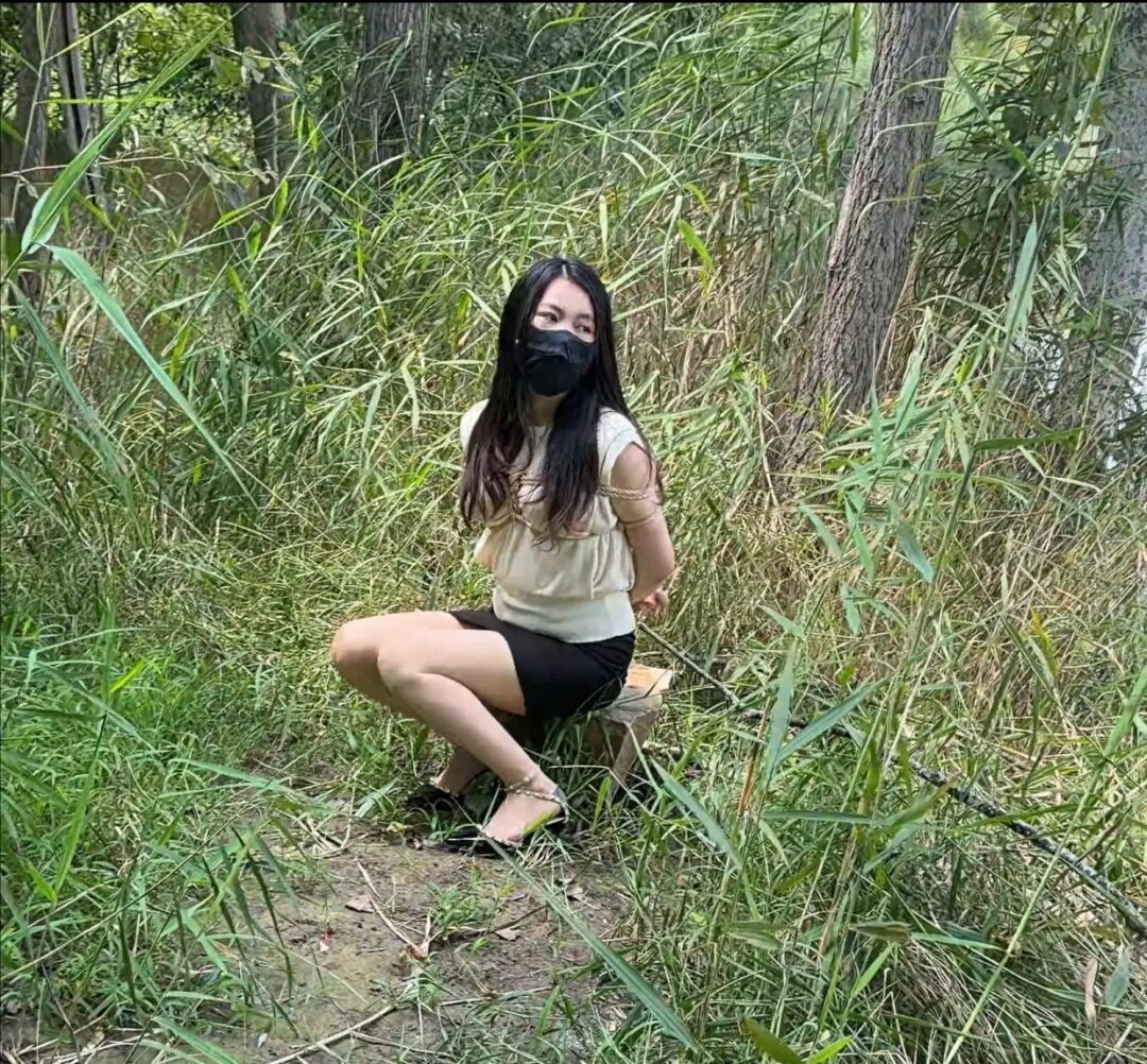 野外树林河边捆绑