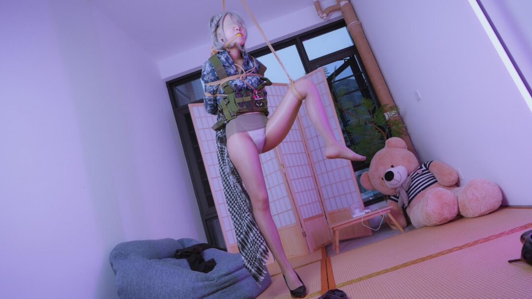 【悠米定拍】《女神收集图鉴2》 麦晓雯被绑在车后座 原味丝袜内裤堵嘴，束缚带，吊绑，柠檬，最后被关进行李箱里带走……