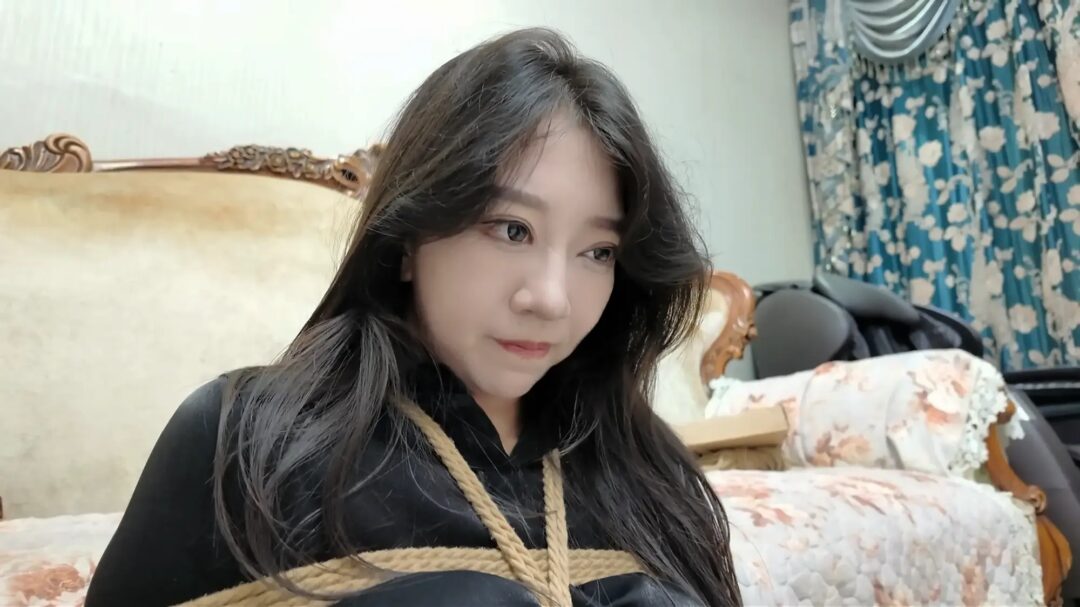 《她们的故事·沐颜·美女老板的约会劫难》【黑丝御姐】【强迫互动】【屈服拍照】【放置挣扎】