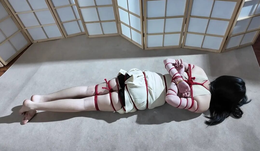 青青被缚听弹钢琴