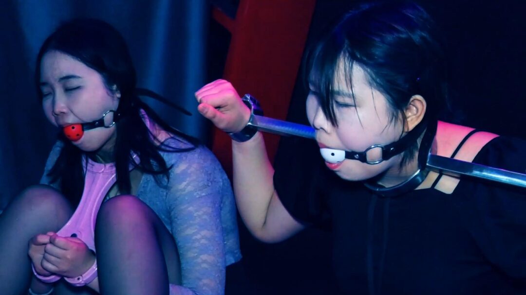 定拍转公映《塑料姐妹》第四集 两姐妹被金主爸爸关在一个笼子里折磨又戴上金属枷鞭打折磨她们
