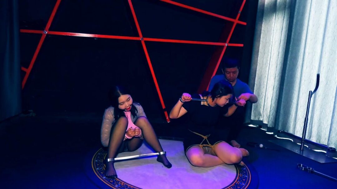 定拍转公映《塑料姐妹》第四集 两姐妹被金主爸爸关在一个笼子里折磨又戴上金属枷鞭打折磨她们 定拍转公映《塑料姐妹》第四集 两姐妹被金主爸爸关在一个笼子里折磨又戴上金属枷鞭打折磨她们