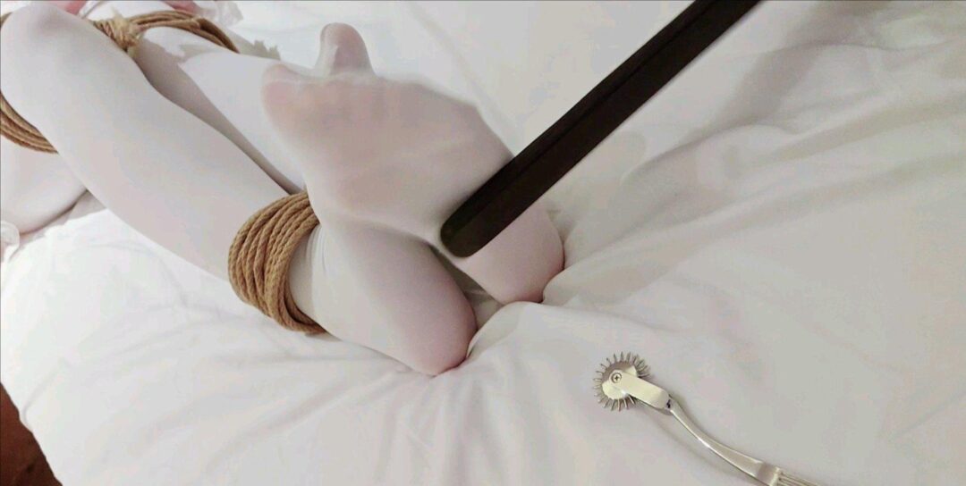[XcTian]小云首次尝试lolita 站立挣扎+移动 床上被刺轮