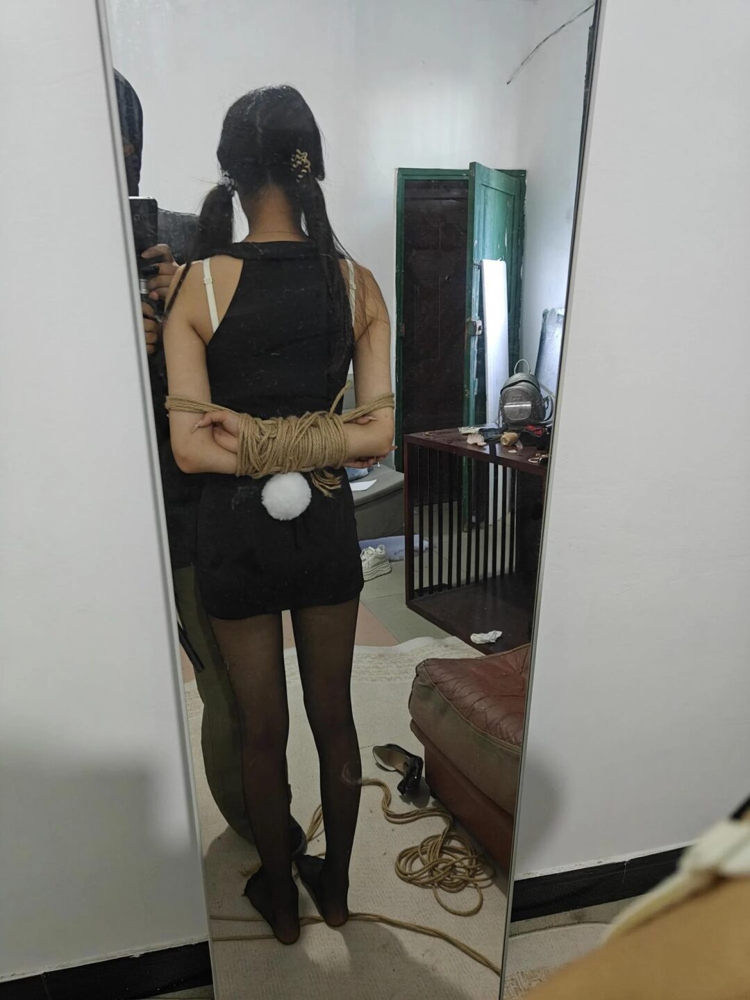 黑丝短裙萝莉捆绑