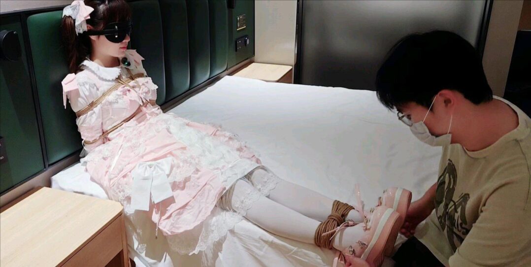 [XcTian]小云首次尝试lolita 站立挣扎+移动 床上被刺轮