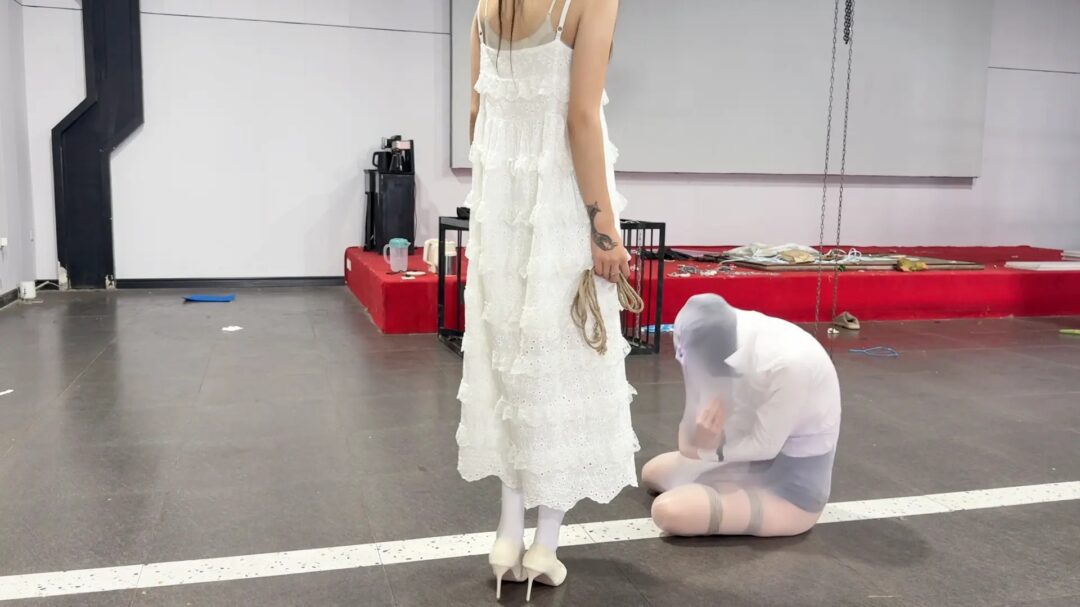 无人之境-自缚解压被老板抓包的女职员