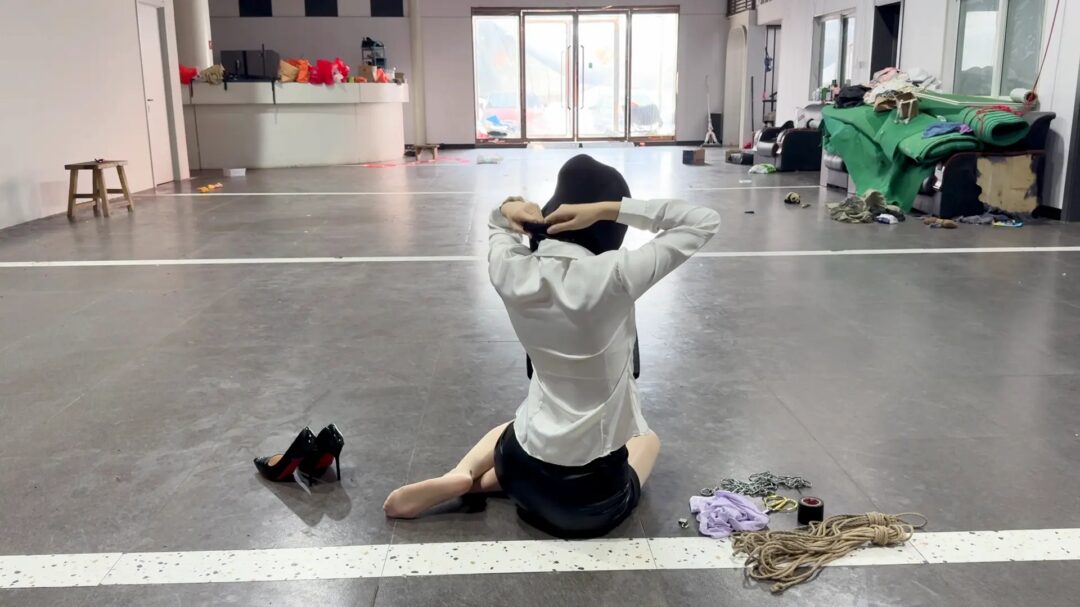无人之境-自缚解压被老板抓包的女职员