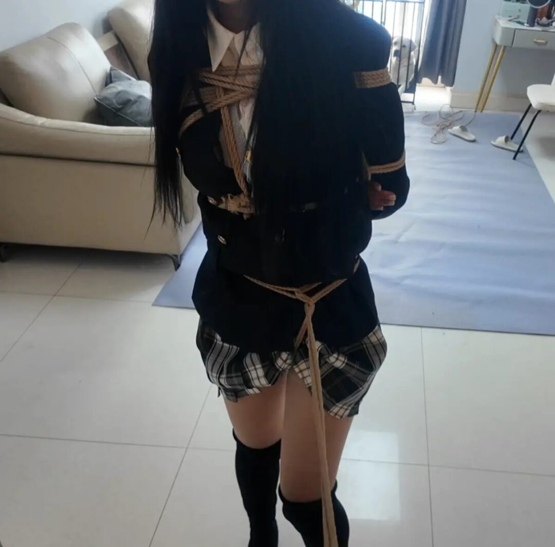 【集梦订拍】 大胸小姐姐两个姿势捆绑放置，体验口球和电击