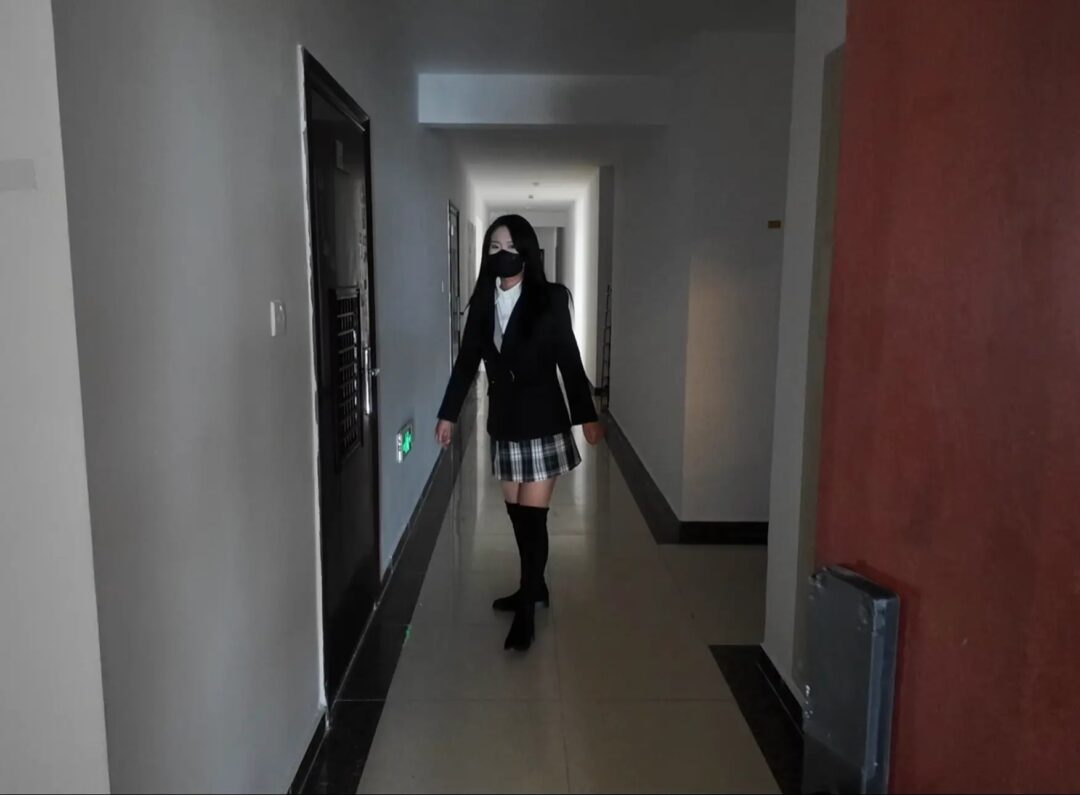 【集梦订拍】 大胸小姐姐两个姿势捆绑放置，体验口球和电击