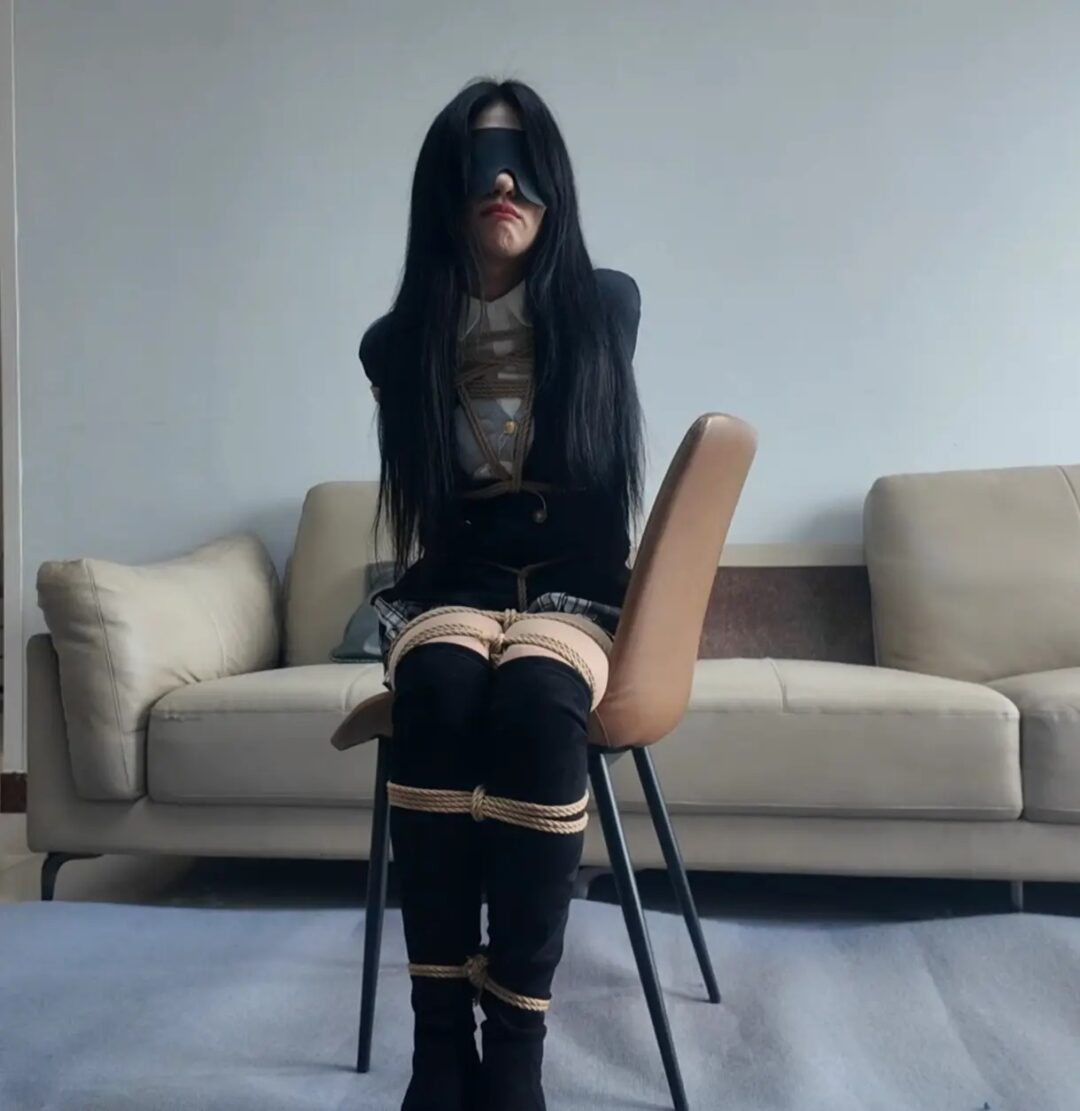 【集梦订拍】 大胸小姐姐两个姿势捆绑放置，体验口球和电击